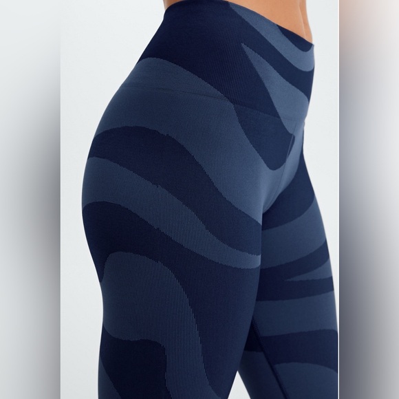 Fabletics Seamless High-Waisted Swirl Legging Navy Blue Size M - Picture 4 of 10